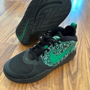 Nike Team Hustle D9 GS, digital pixel-black lucky green- 4Y